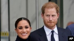 Meghan Markle dan Pangeran Harry berfoto setelah mengunjungi observatorium di One World Trade di New York, Kamis, 23 September 2021. (Foto: AP)