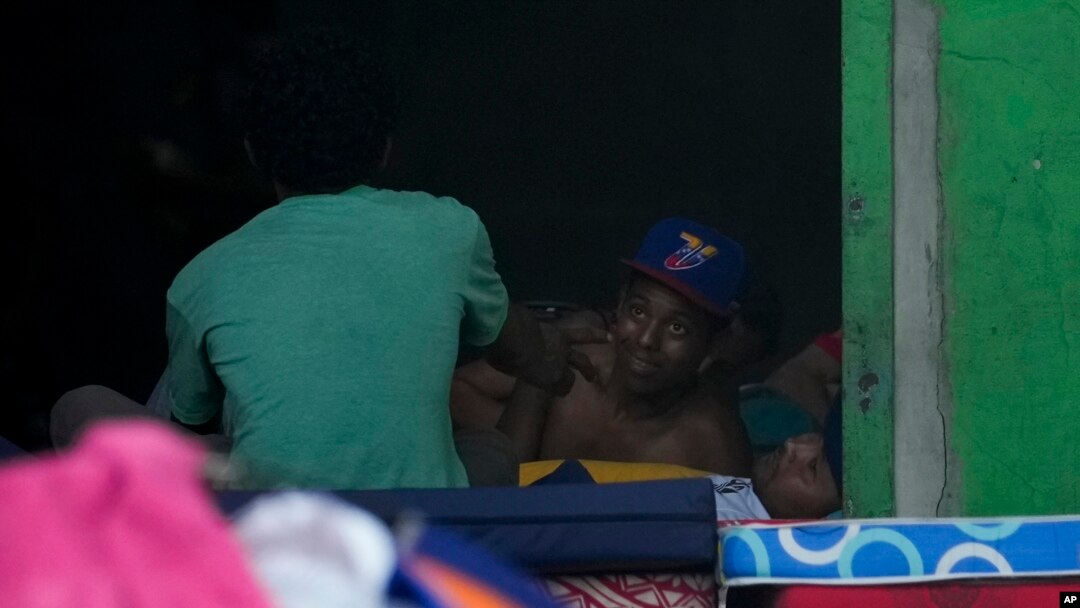 ARCHIVO - Migrantes venezolanos esperan en un albergue temporal en Ciudad de Panamá, en octubre de 2022.