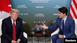 Le président américain Donald Trump et le Premier ministre du Canada, Justin Trudeau, lors d’une réunion bilatérale au sommet du G7 à Charlevoix, au Québec, Canada, le 8 juin 2018. 