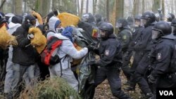 Los activistas se enfrentaron con la policía en las proximidades de la estación donde fueron depositados los residuos nucleares.