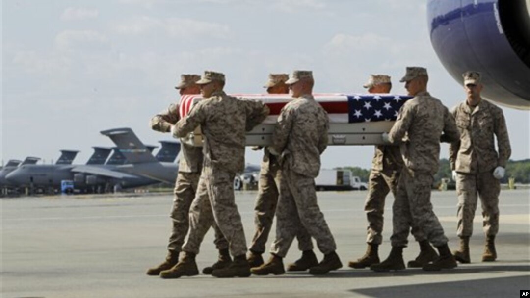 Tim Marinir mengangkat peti jenazah Sersan Joseph H.Fankhauser dalam upacara militer di Pangkalan Angkatan Udara Dover, Delaware (25/4). Sedikitnya 80 tentara NATO telah dibunuh anggota pasukan keamanan Afghanistan sejak Mei 2007.
