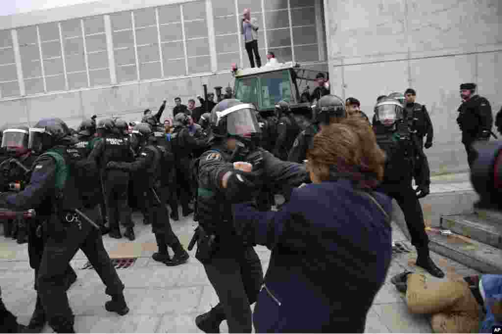 Los guardias civiles alejan a la gente de la entrada de un centro deportivo, asignado como mesa de votación por el gobierno catalán en Sant Julià de Ramis, cerca de Girona, el 1 de octubre de 2017. 