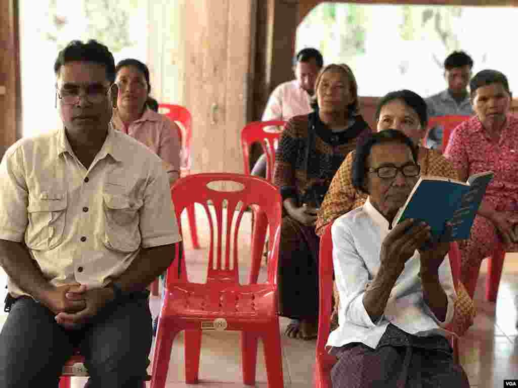 អ្នកស្រី​អ៊ឹម ចែម​អតីត​កម្មាភិបាល​ខ្មែរ​ក្រហមដែល​រួច​ពី​​បទ​ចោទ​ប្រកាន់របស់​សាលាក្តី​ខ្មែរ​​រឿង​ឧក្រិដ្ឋកម្ម​ប្រឆាំង​នឹង​មនុស្ស​ជាតិ​ កំពុង​អាន​គម្ពីរ​ព្រះយេស៊ូវគ្រិស្ត​ នៅពេល​ធ្វើបុណ្យ​ណូអ៊ែល​ នៅស្រុក​អន្លង់​វែង​ ខេត្ត​ឧត្តរមាន​ជ័យ​ ថ្ងៃ​ទី​១៤ ខែ​ធ្នូ​ ឆ្នាំ​ ២០១៩។ (ហ៊ុល រស្មី​/VOA)&nbsp;