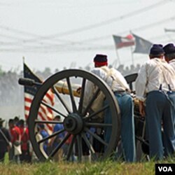 Walaupun reka ulang ini berusaha seakurat mungkin menampilkan suasana di tahun 1861, tapi ada tanda-tanda zaman yang tak dapat disembunyikan seperti kabel-kabel listrik yang terlihat di latar belakang.