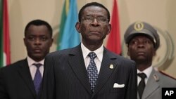 Le président équato-guinéen Teodoro Obiang Nguema (au centre)