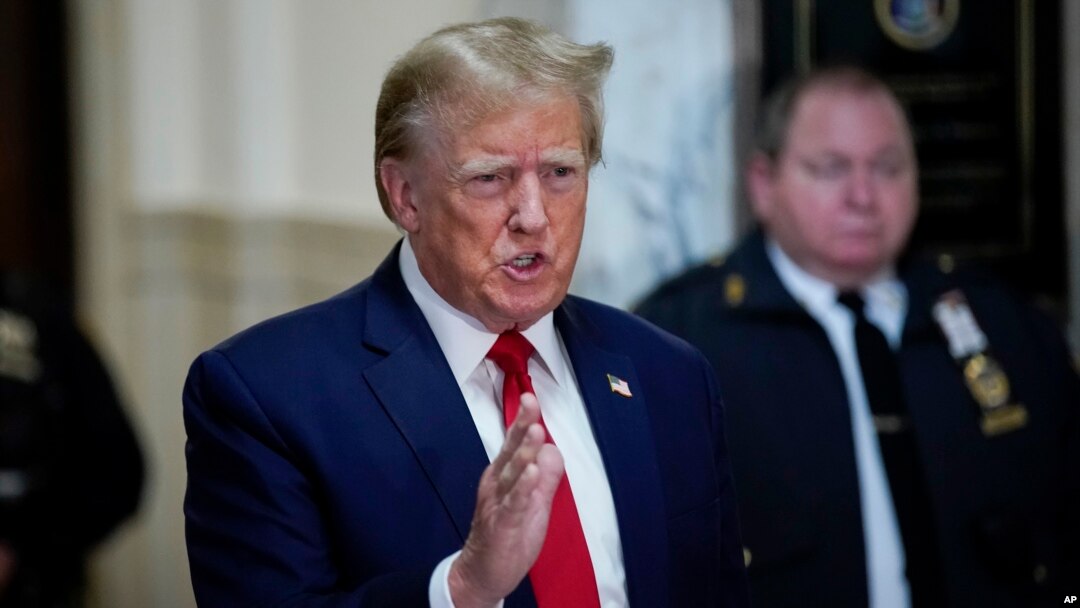 Donald Tramp govori ispred Vrhovnog suda u Njujorku, 7. decembra 2023. (Foto:AP/Eduardo Munoz Alvarez)