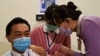 台湾官员带头接种阿斯利康疫苗，让民众放心疫苗安全性