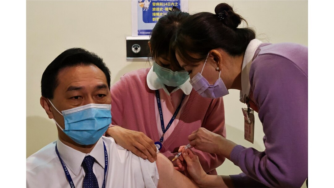 Seorang pekerja medis divaksinasi dengan vaksin COVID-19 produksi AstraZeneca di Taipei, Taiwan, 22 Maret 2021. (REUTERS/Ann Wang)