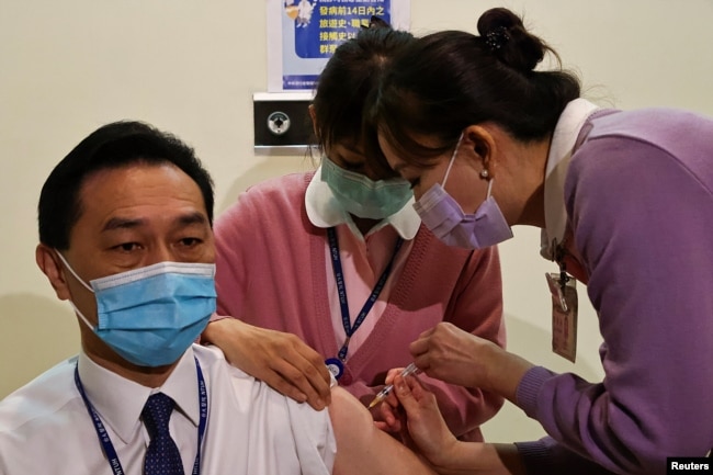 一名台灣的醫務人員在台北接種阿斯利康新冠疫苗。 （2021年3月22日）