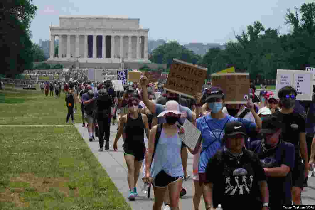 Binlerce gösterici Lincoln Anıtı&#39;ndan Beyaz Saray&#39;a doğru &#39;Adalet yoksa, barış da yoktur&#39; sloganlarıyla yürüdü