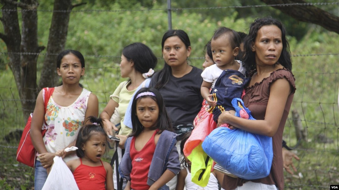 Warga FIlipina berhamburan keluar rumah saat gempa berskala 6.7 mengguncang Dumaguete, pusat Filipina (6/12).