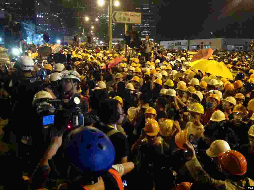 数千香港学生市民在金钟聚会与警方对峙 (美国之音海彦 拍摄) 