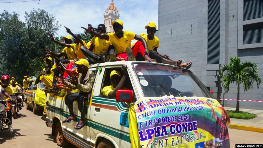 Des partisans du président Alpha Condé dans la rue à Conakry durant la campagne, le 8 octobre 2020.
