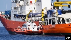Brod italijanske Obalske straže prilazi francuskom brodu AKvarijus, koji prevozi migrante