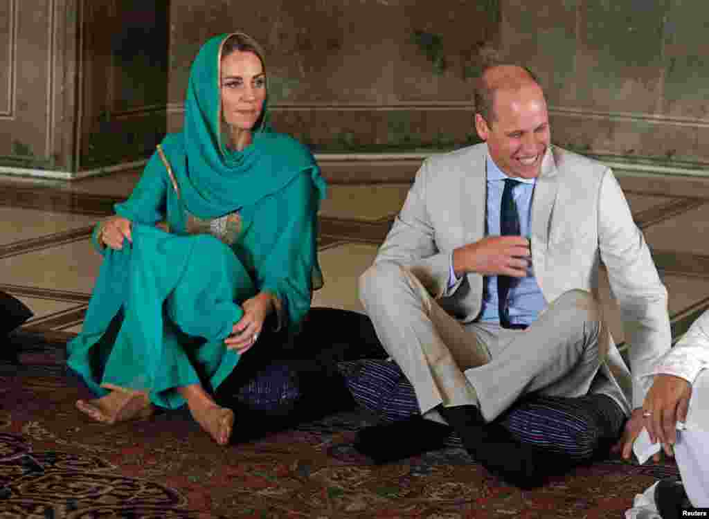 بادشاہی مسجد لاہور کے دورے میں شہزادہ پرنس ولیم اور ان کی اہلیہ کی مسجد میں فرشی نشست۔ کیٹ پاکستانی لباس زیب تن کیے ہوئے ہیں۔
