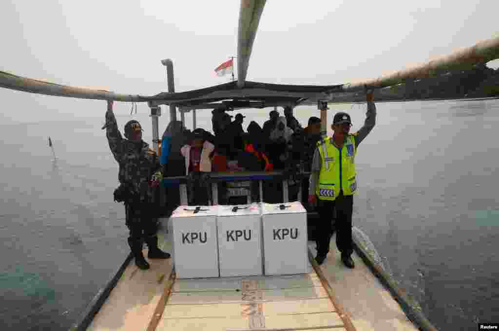 Perlengkapan pemilu dibawa dengan menggunakan kapal untuk dikirim ke Pulau Parang, di Karimunjawa, Kabupaten Jepara, Jawa Tengah, 14 April 2019. (Foto:Yusuf Nugroho/ Antara via Reuters)