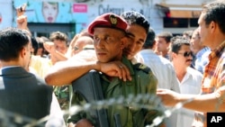 Un policier et un soldat tunisiens se tiennent devant le ministère de l'Intérieur à Tunis, 8 septembre 2011.