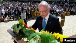 El canciller argentino Héctor Timerman coloca una ofrenda durante la ceremonia en la que se recordó el Holocausto, en Yad Vashem, Jerusalén.