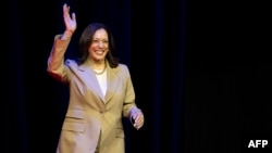 美国副总统卡马拉·哈里斯(Kamala Harris)出席亚太裔美国人投票(APIAVote)总统市政厅会议并发表讲话。(资料照片：2024年7月13日)