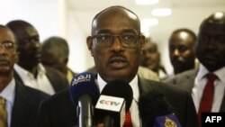 Umushikiranganji wa Sudani w'imigenderanire Al-Dierdiry Ahmed mu kiganiro n'abamenyeshamakuru i Khartoum Itariki 28/08/2018.