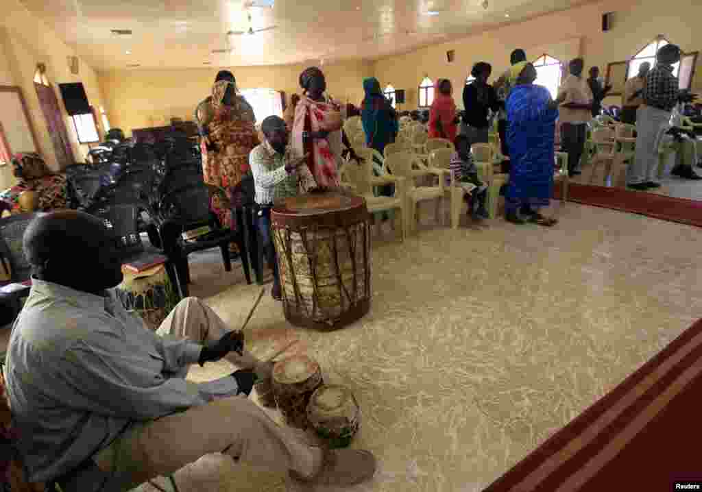 سوڈان کے صدر عمر حسن البشیر کا دعویٰ ہے کہ نیا آئین مذہبی آزادی کا ضامن ہو گا لیکن عیسائی برادری کو اس پر تشویش ہے