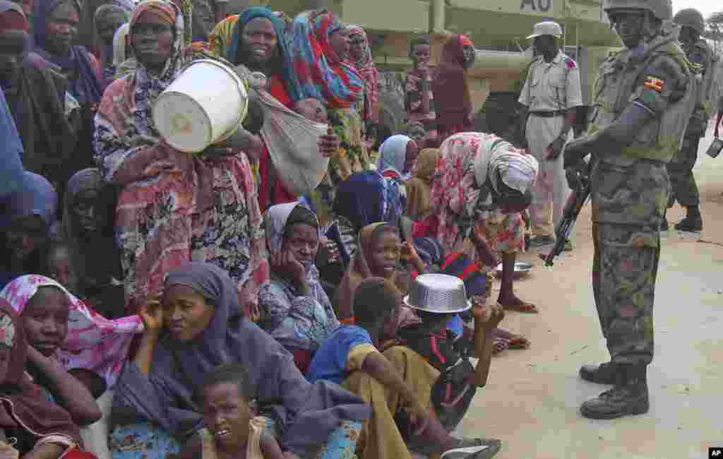 非洲联盟的维和人员在非联特使杰瑞.罗灵斯(Jerry Rawlings)访问索马里期间负责保卫工作。罗灵斯访问了摩加迪沙南部的一个失去住处者的营地。