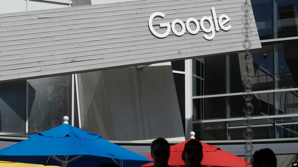 Un letrero de Google en el campus en Mountain View, California, el martes 24 de septiembre de 2019. AP.