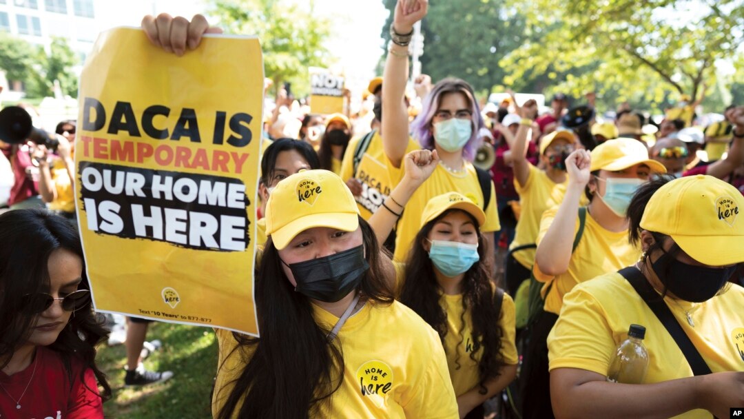 Activistas en respaldo del programa de Acción Diferida para los Llegados en la Infancia, DACA, se manifiestan el 15 de junio de 2022, frente al Capitolio en Washington. (AP Foto/J. Scott Applewhite, archivo)