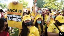 Activistas en respaldo del programa de Acción Diferida para los Llegados en la Infancia, DACA, se manifiestan el 15 de junio de 2022, frente al Capitolio en Washington. (AP Foto/J. Scott Applewhite, archivo)