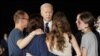 El presidente Joe Biden habla con la periodista ruso-estadounidense Alsu Kurmasheva, quien fue liberada de su detención en Rusia, junto a sus hijas Bibi y Miriam Butorin y su esposo Pavel Butorin, en la Base Conjunta Andrews en Maryland, EEUU, el 1 de agosto de 2024. 