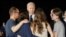 El presidente Joe Biden habla con la periodista ruso-estadounidense Alsu Kurmasheva, quien fue liberada de su detención en Rusia, junto a sus hijas Bibi y Miriam Butorin y su esposo Pavel Butorin, en la Base Conjunta Andrews en Maryland, EEUU, el 1 de agosto de 2024. 