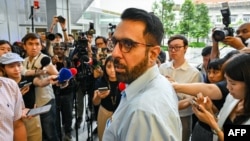 Pritam Singh, sekretaris jenderal Partai Buruh oposisi, berbicara kepada wartawan usai vonis dalam persidangannya terkait tuduhan memberikan keterangan palsu kepada Komite Hak Istimewa (COP), di pengadilan negeri Singapura pada 17 Februari 2025. (Foto: AFP)