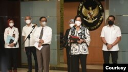 Menkopolhukam Machfud MD dan Menteri Keuangan Sri Mulyani menyampaikan keterangan pers di Jakarta, Senin (20/9), tentang kinerja Satuan Tugas Penanganan Hak Tagih (Satgas BLBI) telah memanggil 24 obligor dan debitur BLBI. (Courtesy: Biro KLI-Kemenkeu)