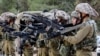 Израильские солдаты на израильской стороне вдоль границы с сектором Газа на юге Израиля 12 декабря 2023 года на фоне продолжающихся боев с ХАМАС.