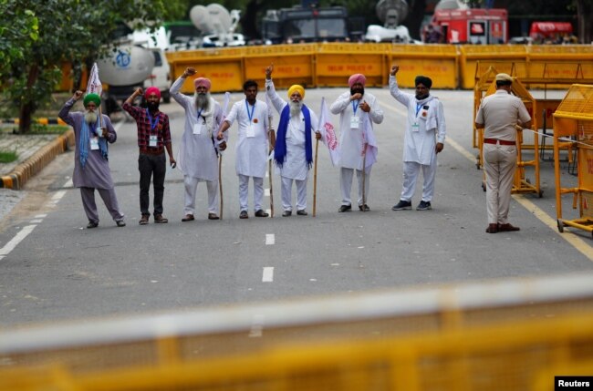 Petani meneriakkan slogan-slogan dalam aksi protes menentang undang-undang pertanian, di dekat gedung parlemen di New Delhi, India, 22 Juli 2021. (REUTERS/Adnan Abidi)