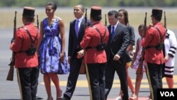 El presidente Barack Obama y la primera dama, Michelle Obama, arribaron junto a sus hijas a El Salvador.