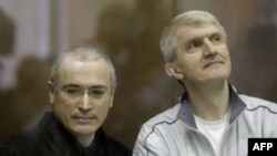 Михаил Ходорковский и Платон Лебедев на скамье подсудимых.