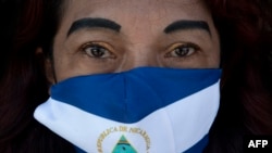 En esta foto de archivo tomada el 9 de enero de 2022, un ciudadano nicaragüense exiliado en Costa Rica participa en una manifestación frente a la embajada de Nicaragua en Costa Rica para pedir la "libertad inmediata" de todos los opositores presos políticos en Nicaragua.