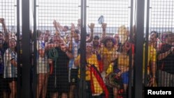 Los fanáticos empujan contra las puertas antes del partido de la final de la Copa América entre Argentina y Colombia en el Hard Rock Stadium. [Nathan Ray Seebeck-USA TODAY]