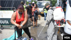 Migrantes venezolanos que tratan de regresar a su país a su llegada al refugio transitorio estrablecido por las autoridades colombianas en Cúcuta.