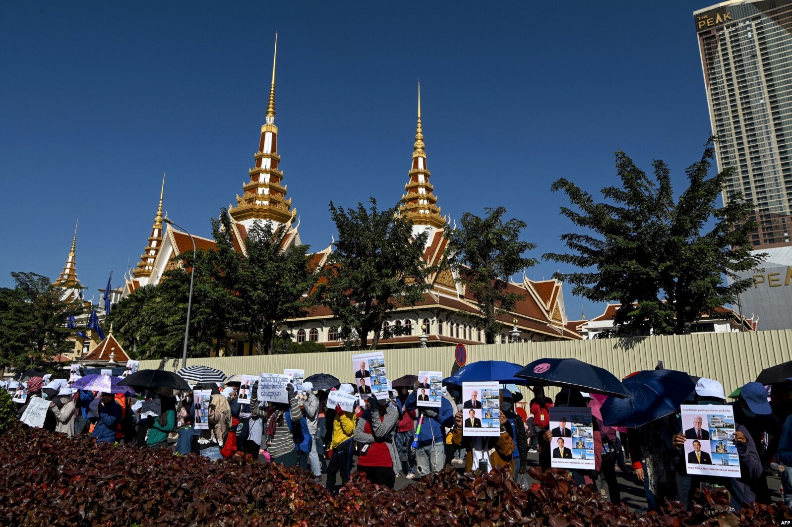 រូបឯកសារ៖ បុគ្គលិកក្រុមហ៊ុនណាហ្គាវើលដ៍ធ្វើកូដកម្មទាមទារឲ្យក្រុមហ៊ុនទទួលយកបុគ្គលិកដែលត្រូវបានបញ្ឈប់ពីការងារកាលពីឆ្នាំមុនចូលធ្វើការងារវិញ នៅមុខអគាររដ្ឋសភាជាតិ នៅរាជធានីភ្នំពេញ កាលពីថ្ងៃទី ៤ ខែមករា ឆ្នាំ ២០២២។