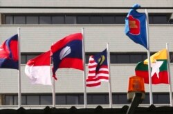 Bendera beberapa negara anggota ASEAN berkibar di Sekretariat ASEAN di Jakarta. (Foto: AP)