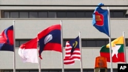 Bendera negara-negara anggota ASEAN berkibar di Gedung Sekretariat ASEAN di Jakarta, 22 April 2021. (AP Photo/Tatan Syuflana)