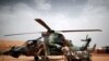 Des soldats français travaillent sur un hélicoptère d'attaque Tigre au Camp de Plateforme Opérationnelle du Désert (PfOD) lors de l'Opération Barkhane à Gao, au Mali, le 1er août 2019.