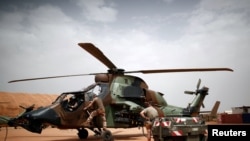 Des soldats français travaillent sur un hélicoptère d'attaque Tigre au Camp de Plateforme Opérationnelle du Désert (PfOD) lors de l'Opération Barkhane à Gao, au Mali, le 1er août 2019.