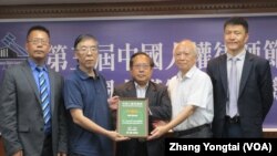 研究六四事件學者吳仁華2019年7月7日(左二)代表唐荊陵律師接受中國人權律師獎 （美國之音張永泰拍攝）

