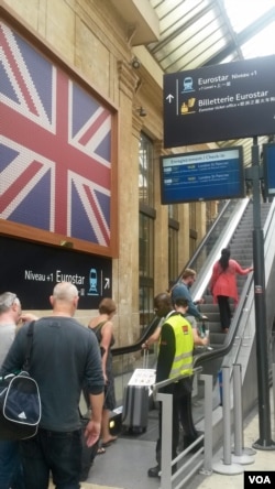 Passengers are seen heading to board the London-bound Eurostar in the Gare du Nord in Paris, one of many ties that bind Britain to France. (L. Bryant/VOA)