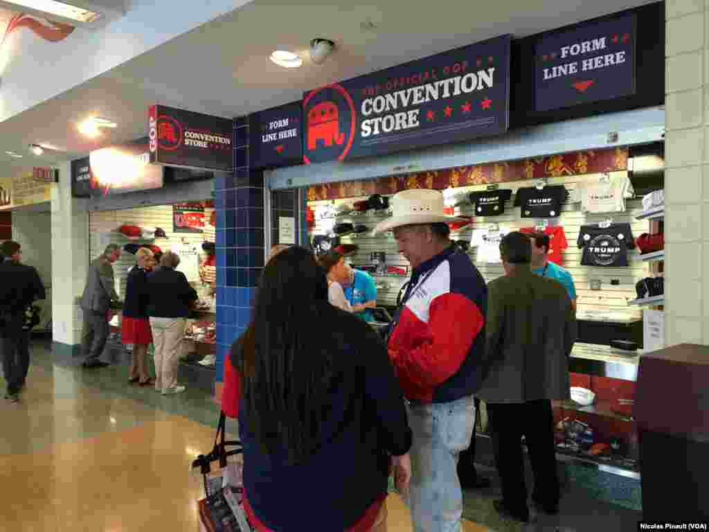 Des stands pour acheter des souvenirs de la convention républicaine 2016, Cleveland, le 18 juillet 2016 (VOA/Nicolas Pinault)