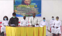 Seratus sembilan puluh empat Pastor Katolik di Papua menyerukan perdamaian dan dukungan international terkait penyelesaian konflik, Jayapura, 11 November 2021. (Foto: VOA/Nurhadi)