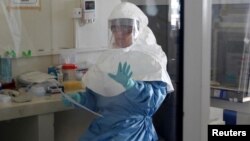 Một chuyên viên phòng thí nghiệm tại trung tâm nghiên cứu vi-rút ở Uganda đang nghiên cứu các mẫu xét nghiệm vi rút Ebola